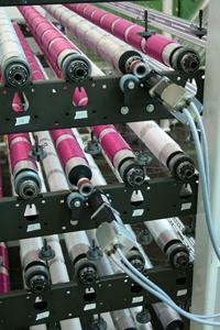 Test version of the new, active pattern yarn delivery system in KARL MAYER’s Development Centre, servo system with mounting of the new, active pattern yarn delivery system