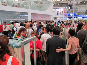 Crowded Shima Seiki booth at ShanghaiTex
