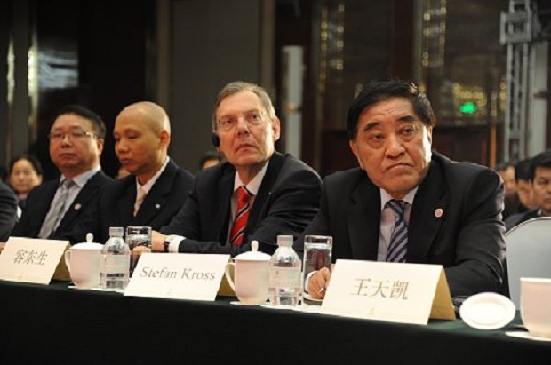 From right: Wang Tiankai, President of CNTAC, Stefan Kross, CEO of Oerlikon Manmade Fibers, and Tony Yung, President of Oerlikon Manmade Fibers China. © Oerlikon