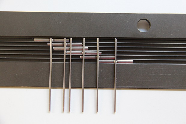 Karl Mayer’s new clip strings in the string bar. © Karl Mayer