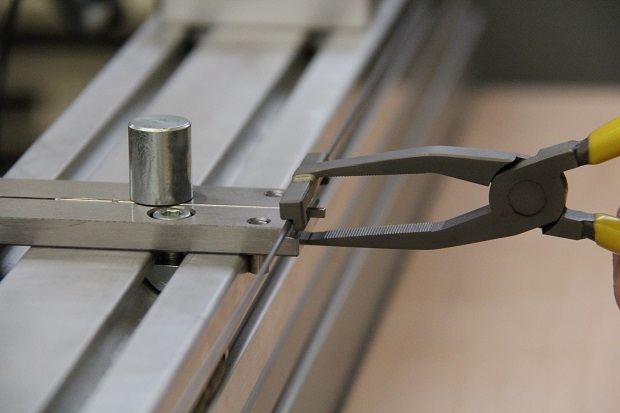 Clipping the patternguide fingers onto the string. © Karl Mayer