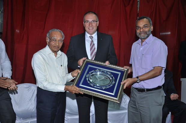 Arno GÃ¤rtner (middle), CEO of Karl Mayer, and Anuj Bhagwati (right), CEO of A.T.E., handing over a present to Vasantbhai Jirawala. © Karl Mayer