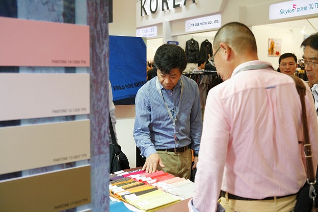 Visitors sourcing fabrics at Asian pavilions. © Messe Frankfurt/Intertextile Shanghai 