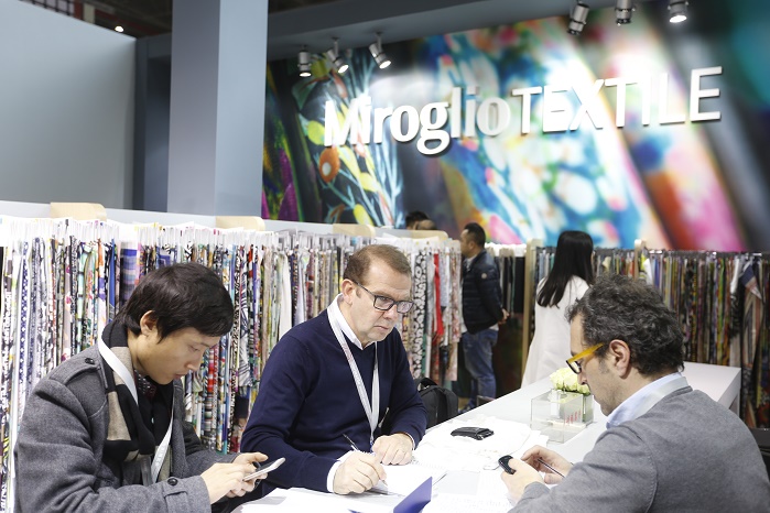 Business discussion at the exhibition. © Messe Frankfurt / Intertextile Shanghai Apparel Fabrics ”“ Spring edition