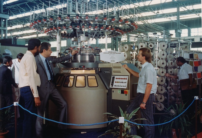 Then: Johannes Bitzer (right) beside a Relanit at the 1988 ITME. © Mayer & Cie.