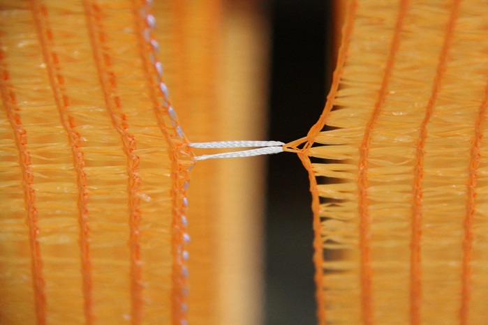 Marking thread for initiating the cutting process. © Karl Mayer