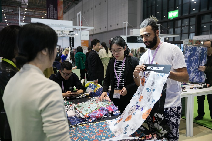 Business interaction at Intertextile Shanghai Apparel Fabrics. © Intertextile Shanghai Apparel Fabrics ”“ Spring Edition