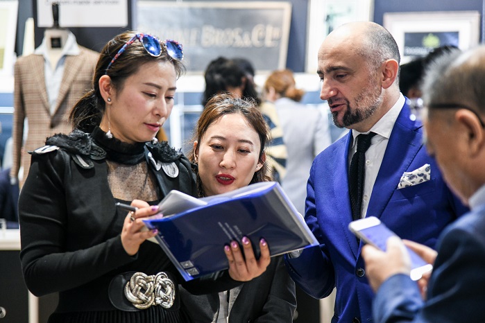 Business interaction at this year’s Intertextile Apparel Fabrics ”“ Spring Edition. © Messe Frankfurt / Intertextile Shanghai Apparel Fabrics