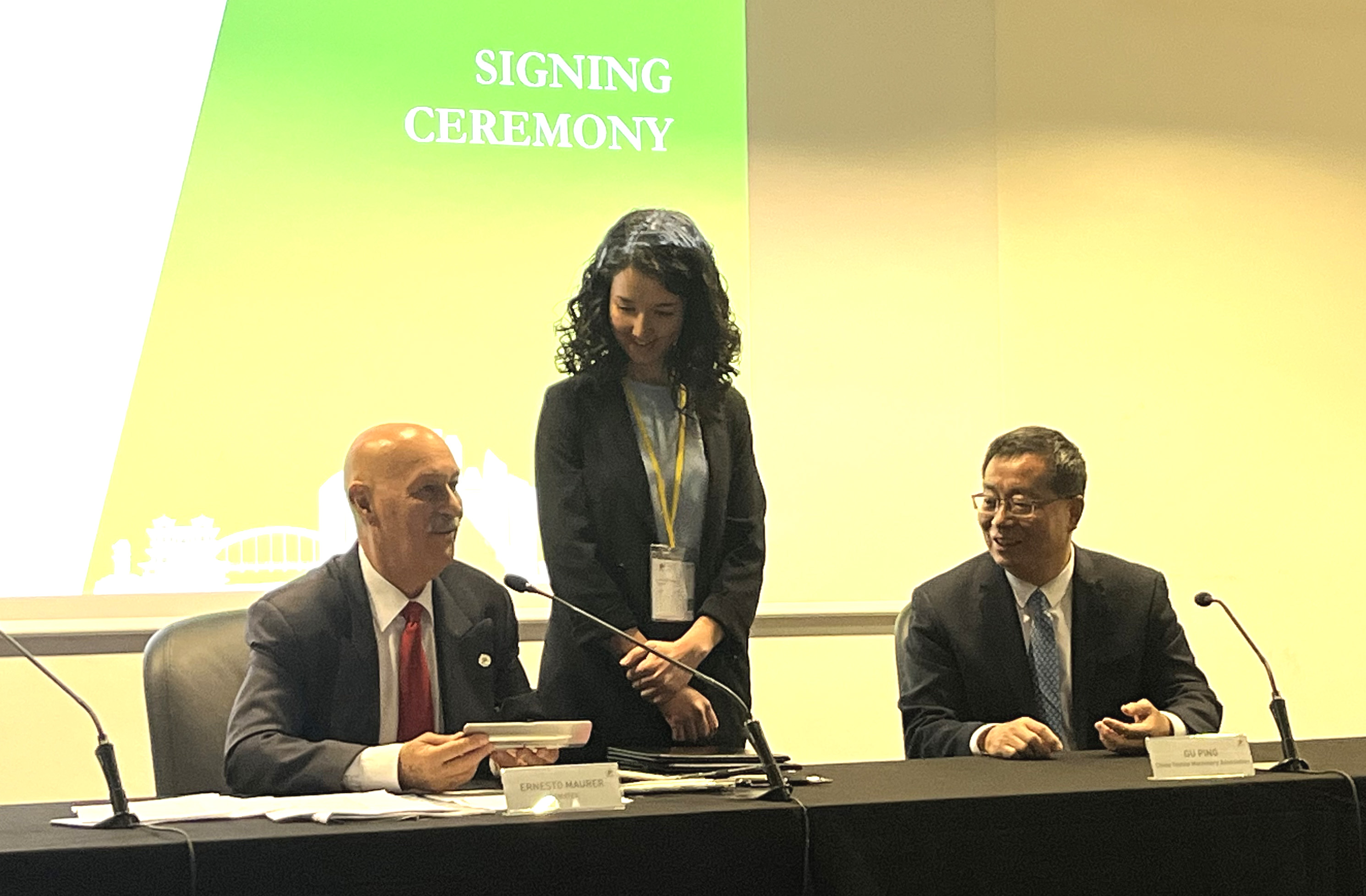 Cematex president Ernesto Maurer and CTMA Gu Ping sign the agreement to jointly hold the next ITMA ASIA + CITME in Singapore in 2025. © A.Wilson