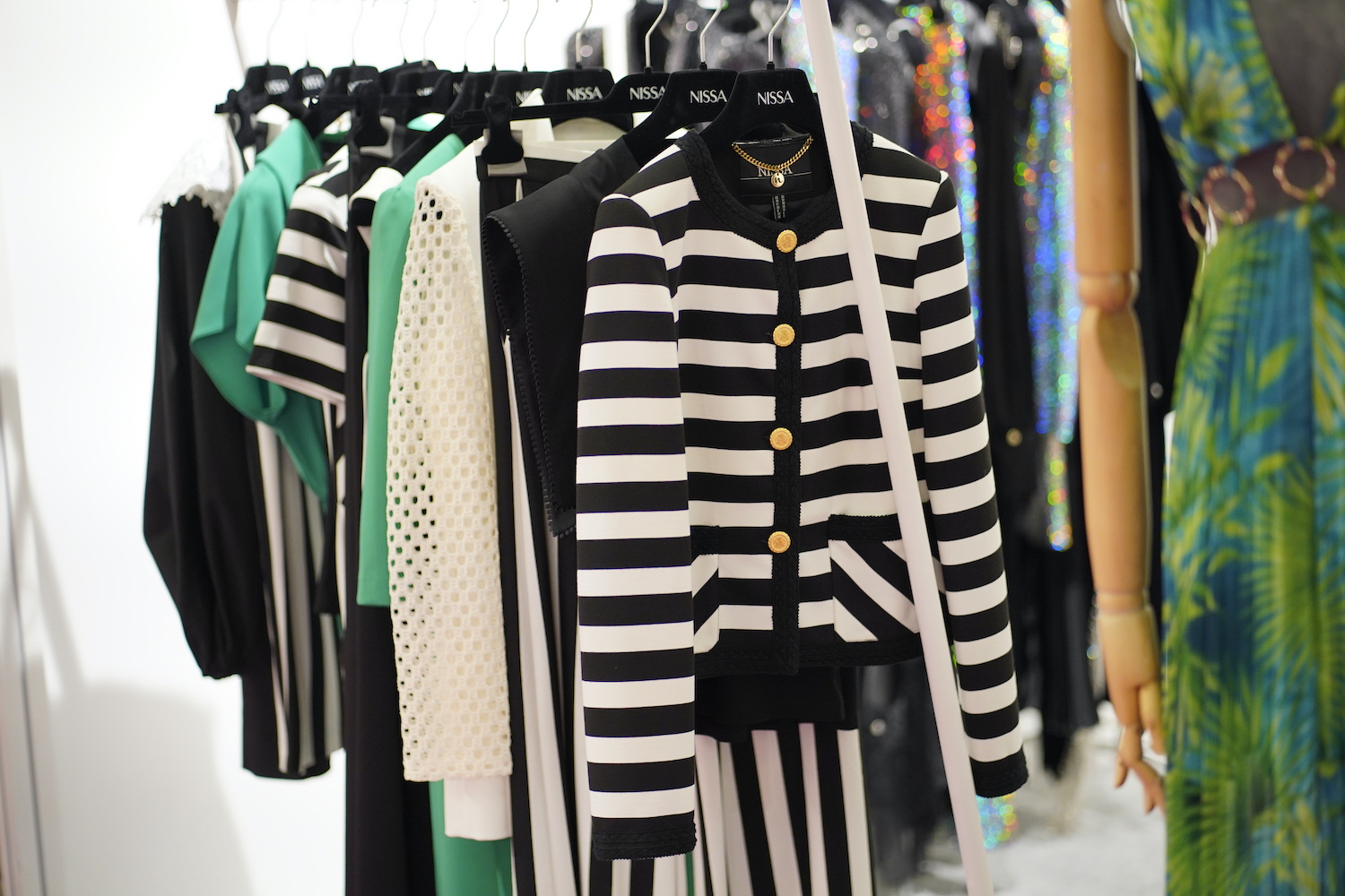 Knitwear on display - thicker yarns, black and white stripes. decorative stitches and accessories. © Première Vision