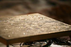The Hohenstein skin model consists of a porous sintered metal plate which is used to simulate the formation of heat and moisture in human skin. Pictures: Hohenstein Institute