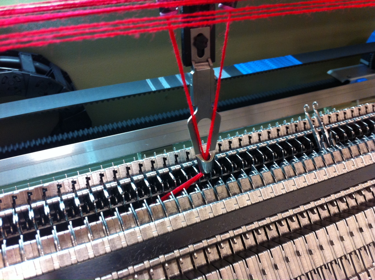 Shima's SCG122SN needlebeds with Slideneedle technology