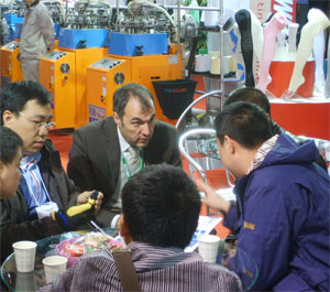 Business being discussed on the Rumi stand at Yiwu H&G 2010