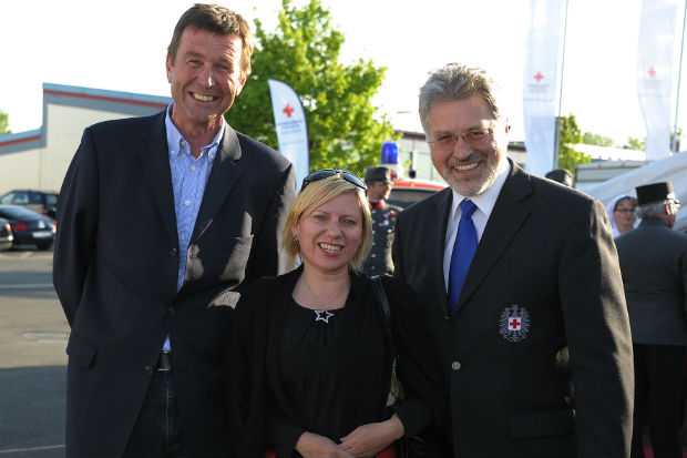 Socially and regionally connected: Loeffler, Lenzing and the Red Cross. Left to right: Reinhard Hetzeneder, at Loeffler; Christina Kreuzweiser, Head of Marketing Communications Business Unit Textile Fibres, Lenzing AG and Walter Aichinger, President, at RKOÃ–. ©Loeffler