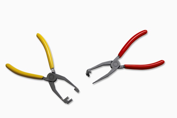 Pliers for carrying out the clipping and unclipping procedures. © Karl Mayer