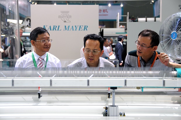 The model of the indigo dye-sizing unit Indig-O-Matic, whose original has a length of more than 100m, attracted the attention of customers from the denim trade. © Karl Mayer  