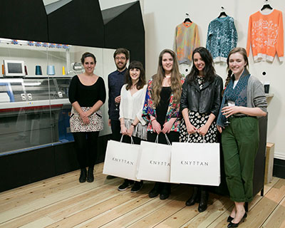 Marta Amat (The Woolmark Company), Ben Alun-Jones (Knyttan), winners Nathalie McCubbin, Martina Simeonova and Holly Halkes with Kirsty Emery (Knyttan). © The Woolmark Company