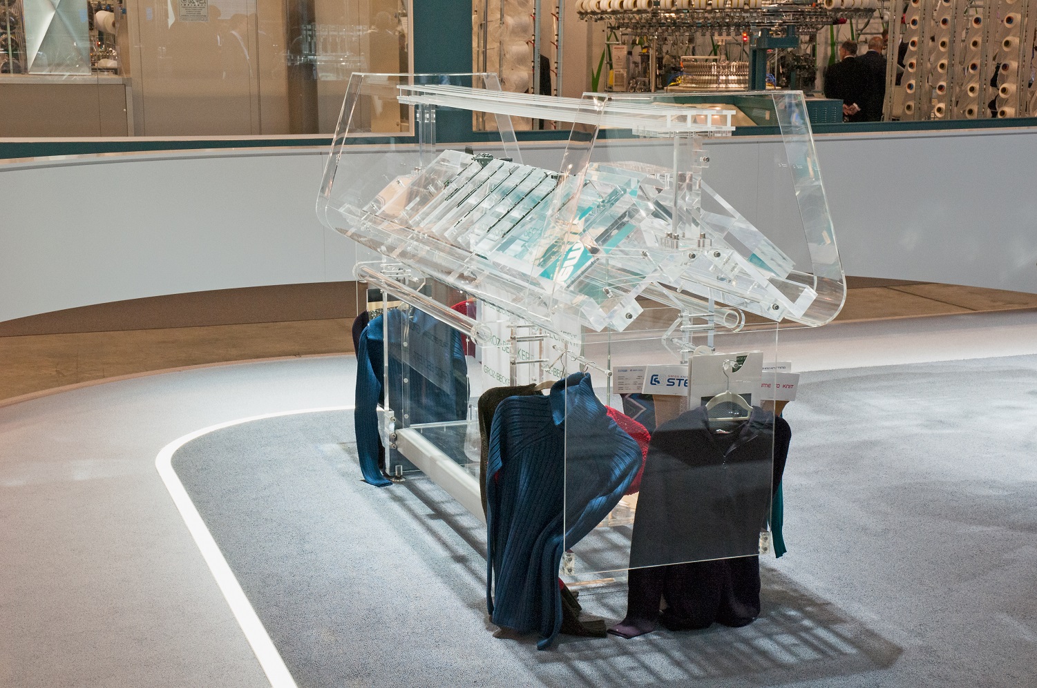 Groz-Beckert chose realistic seeming flat knitting machine made of acrylic glass for product presentation. © Groz-Beckert 