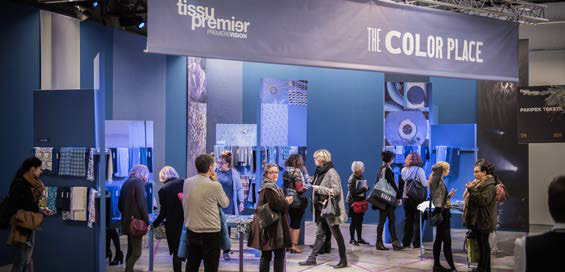 The show takes the form of fashion circuit and offers a wealth of prints, yarn died fabrics, knitted fabrics, silks, designs, woollens and textiles accessories. © Tissu Premier  