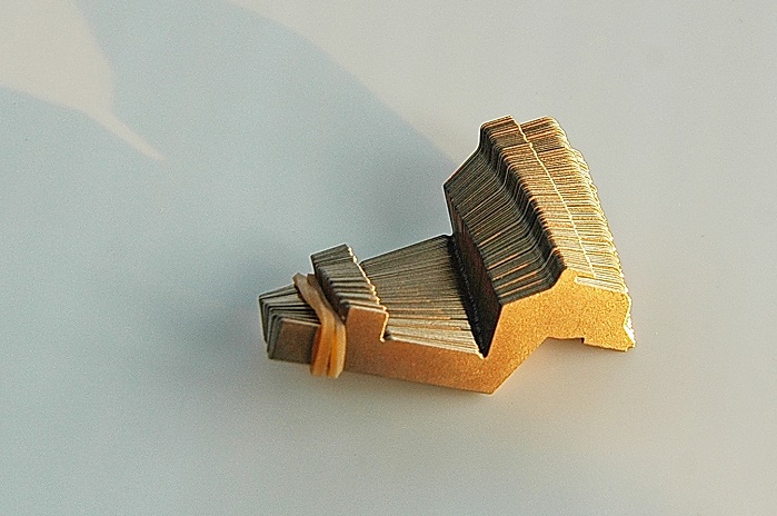The structured surface keeps the oil film more even in the machine during production. In the tests run by the Fraunhofer Institute, the coefficient of friction showed a constant decreasing trend even after a long period of time, whereas the coefficient of friction of the standard surface started increasing after a few minutes. © Christoph Liebers GmbH & Co. KG, Germany