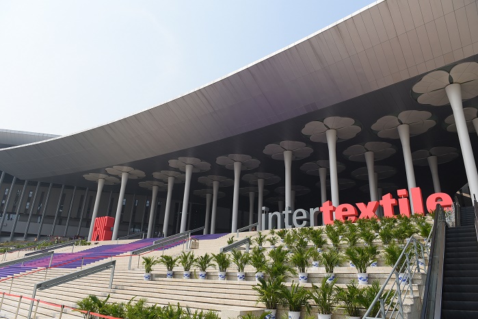 More than 5,000 exhibitors from more than 25 countries and regions are expected to exhibit in 10 halls totalling 260,000 m2. © Messe Frankfurt / Intertextile Shanghai Apparel Fabrics 