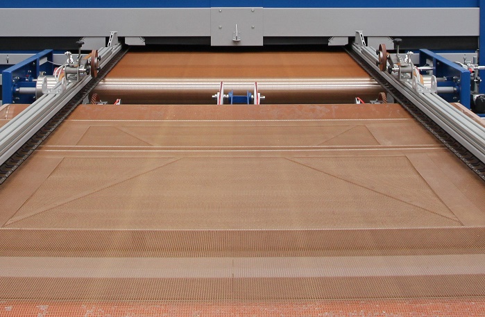 Teflon-coated fabric transport belt in the entry area. © Brückner Textile Technologies