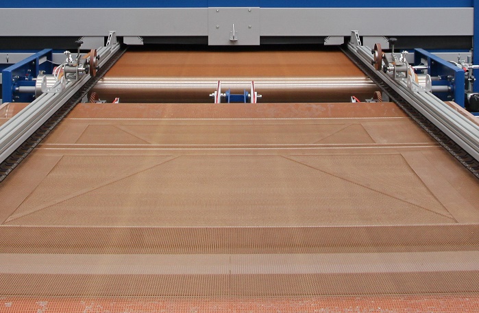 Teflon-coated fabric transport belt in the entry area. © Brückner Textile Technologies