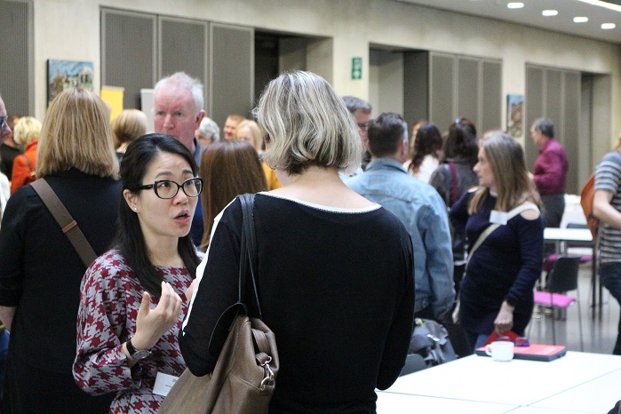 Networking during the Make it British forum. © Knitting Industry