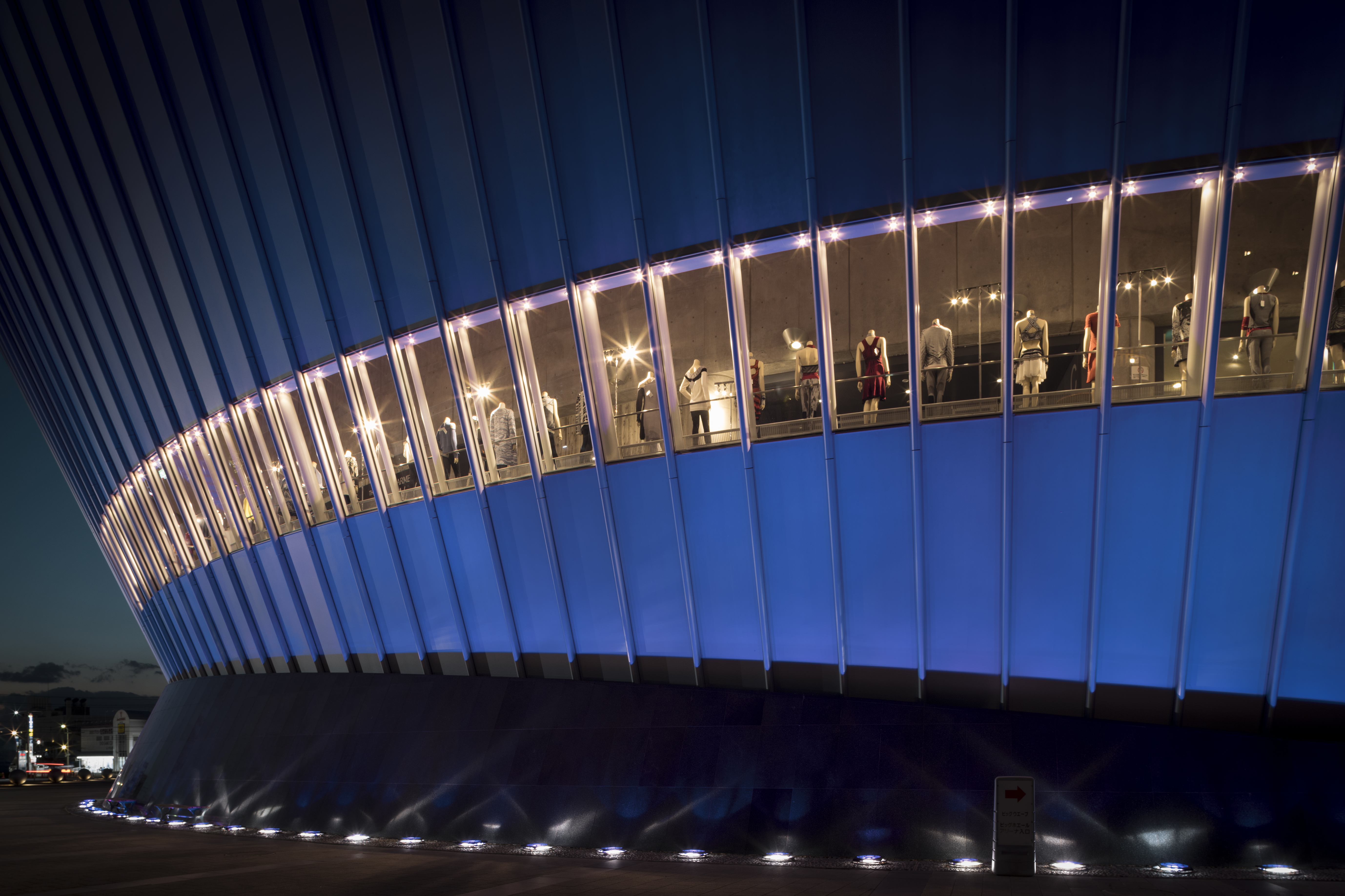 The Wakayama Big Whale is normally a venue for concerts and events such as Sumo wrestling matches. Here, Shima Seiki’s extensive 500 piece sample collection on mannequins can be seen through the arena’s windows. (c) SHIMA SEIKI> The Wakayama Big Whale is normally a venue for concerts and events such as Sumo wrestling matches. Here, Shima Seiki’s extensive 500 piece sample collection on mannequins can be seen through the arena’s windows.