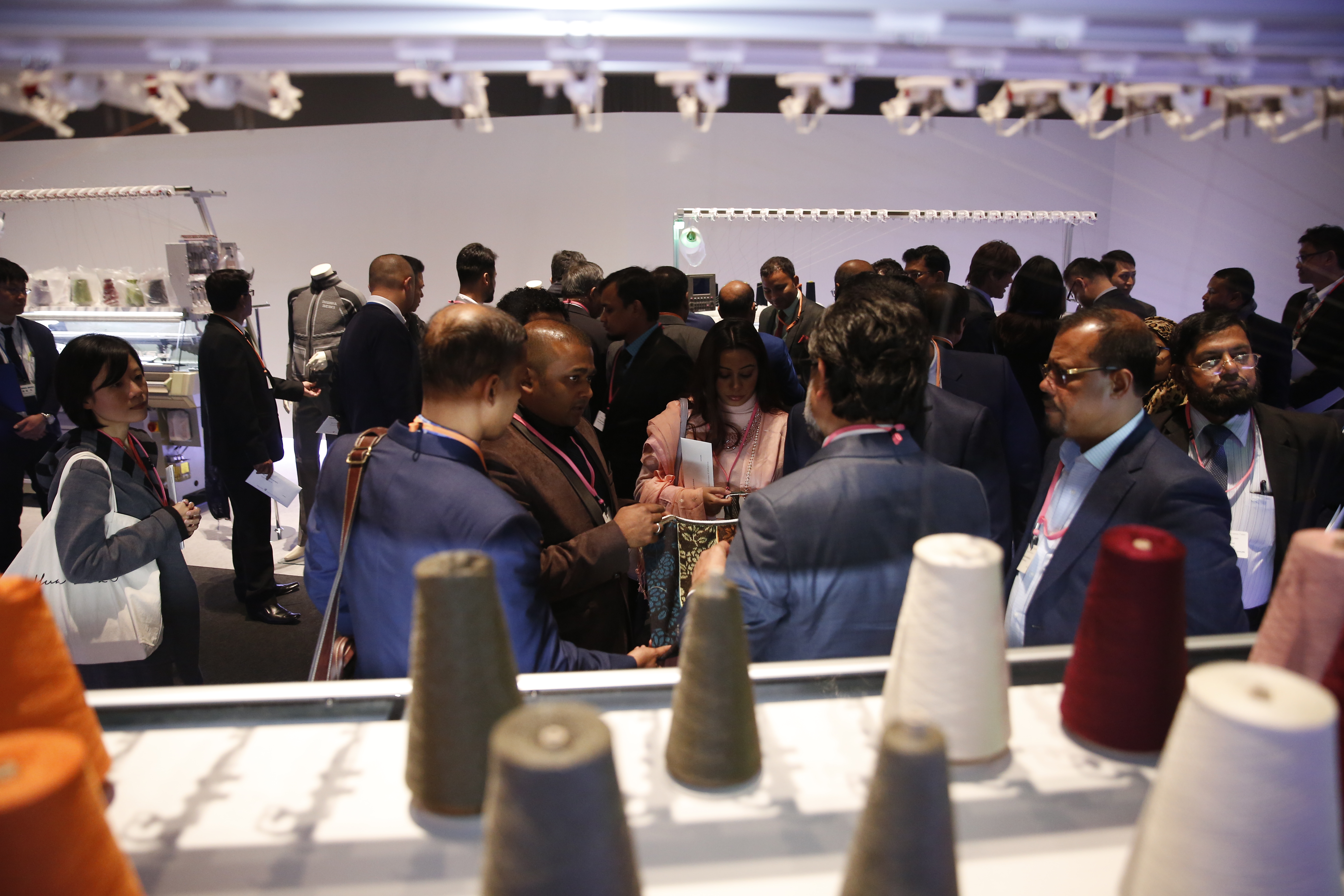 International visitors crowd around the machine exhibits at the Big Whale. (c) SHIMA SEIKI.