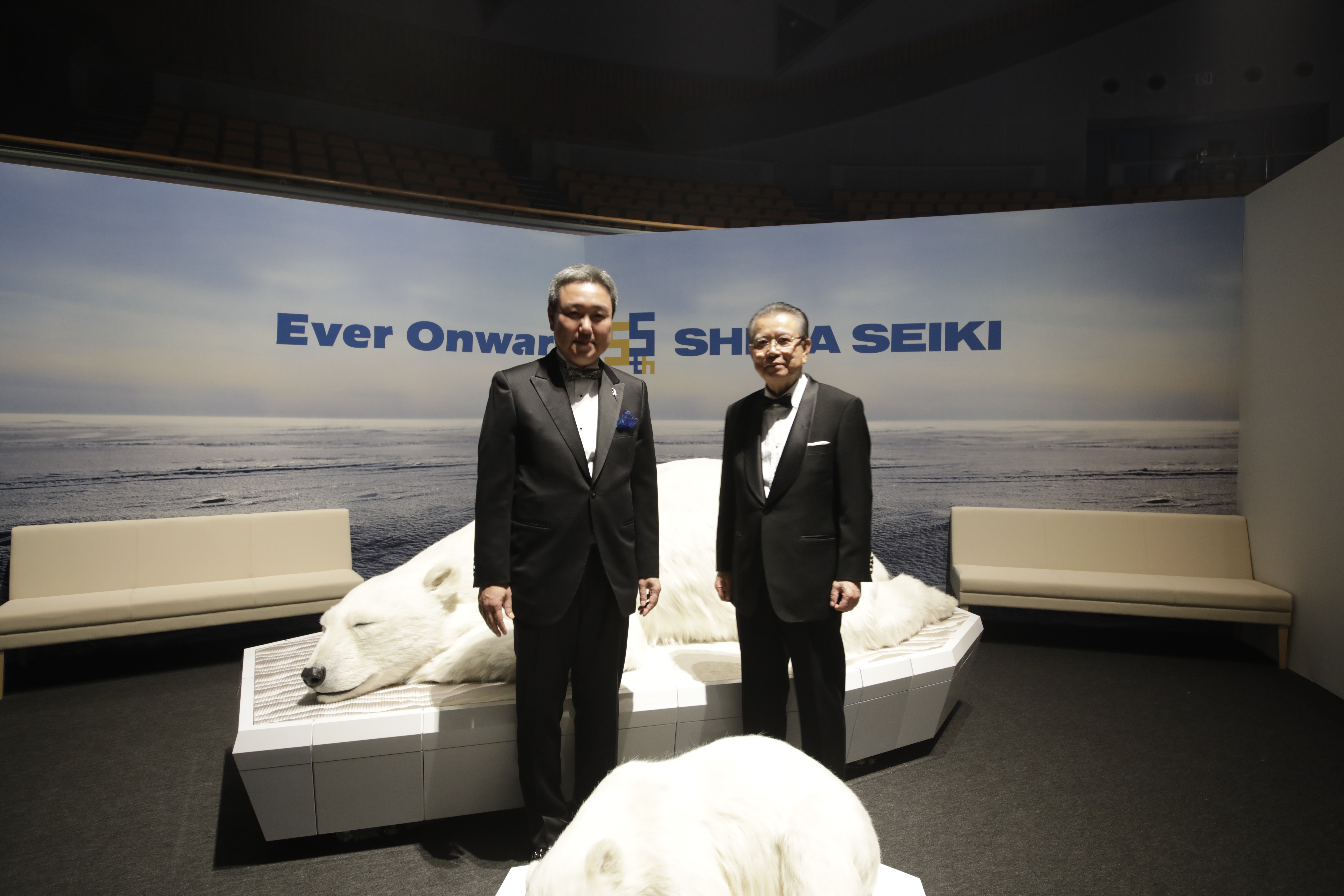Dr Shima and Mr Shima pose for photographs with the polar bears. (c) SHIMA SEIKI. Dr Shima and Mr Shima pose for photographs with the polar bears. (c) SHIMA SEIKI.