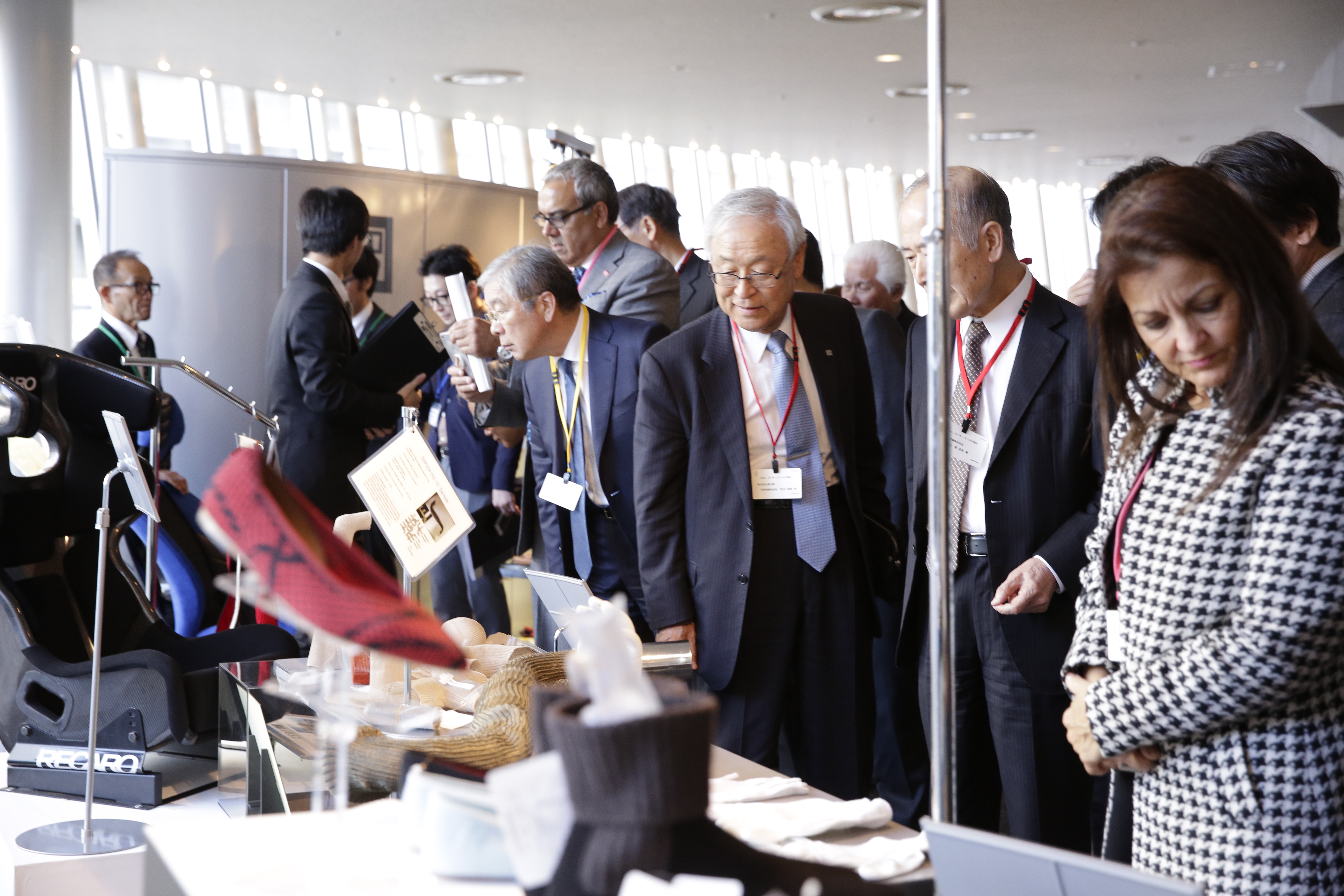 Approximately 500 knitted items were displayed on 300 mannequins, including those by Japanese domestic brands and overseas brands, student works from schools in several countries, and Shima originals from its Total Design Center, which is responsible for developing the company’s huge and ever expanding library of knitted samples. (c) SHIMA SEIKI.