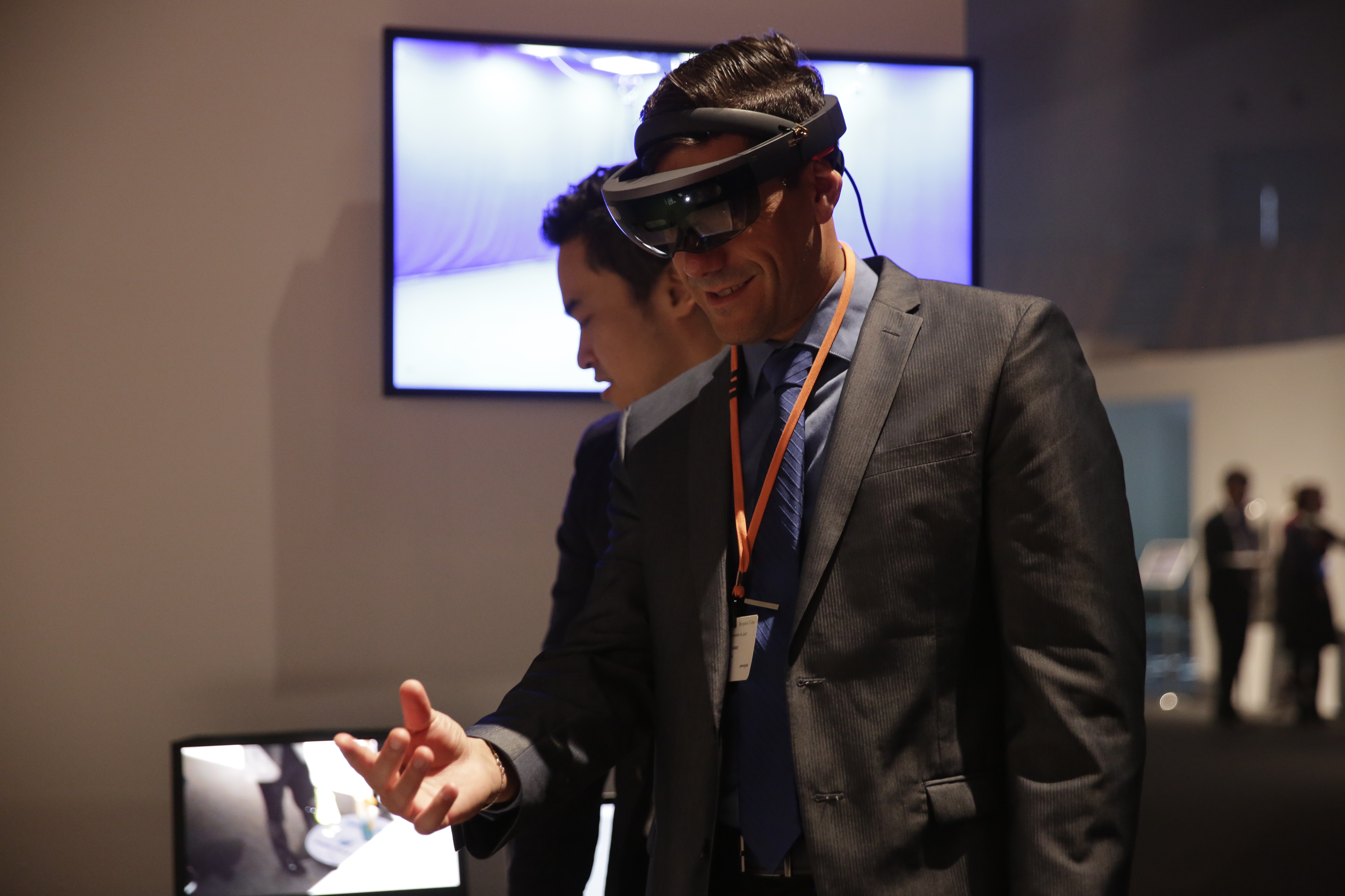 In the Future Zone, 3D Virtual Models created on Shima’s SDS-ONE APEX3 were combined with the latest VR (virtual reality) technology in order to present a virtual showroom. Four rooms were available for experiencing the virtual showroom using VR goggles. (c) SHIMA SEIKI. In the Future Zone, 3D Virtual Models created on Shima’s SDS-ONE APEX3 were combined with the latest VR (virtual reality) technology in order to present a virtual showroom. Four rooms were available for experiencing the virtual showroom using VR goggles. (c) SHIMA SEIKI.