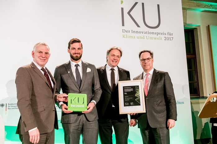 Sebastian Mayer of the Mayer & Cie. management and Michael A. Tuschak (left to right in the middle), spinitsystems marketing and sales, receiving the award from State Secretary Jochen Flasbarth (left) and Holger Lösch, BDI (right). © Christian Kruppa (christiankruppa.de)