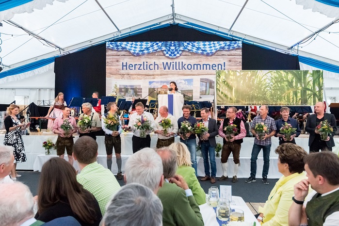 Company owner Regina Brückner honours the employees involved in the construction. © Brückner Textile Technologies