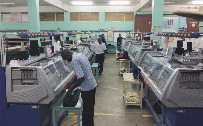 The flat knitting sector in Kenya is dominated by the production of school sweaters. © Stoll