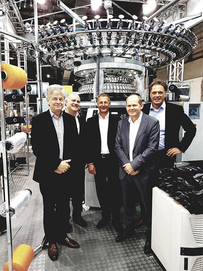 The Mayer & Cie. and MBR trade fair team at Febratex; behind them an OVJA 1.6 EE. © Mayer & Cie.