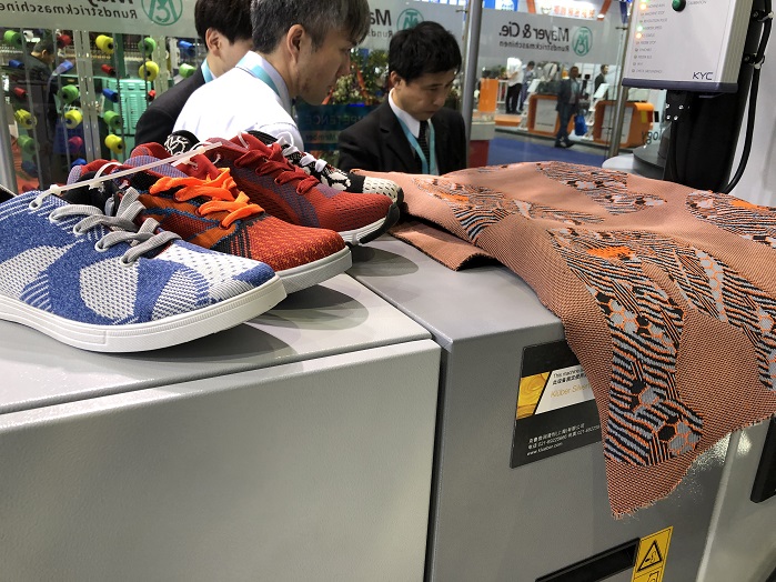 In addition to the Spinit 3.0 E, the company also showed its OVJA1.6 EE 3/2 WT shoe upper machine and its OVJA 2.4 EC electronic jacquard machine. © Knitting Industry