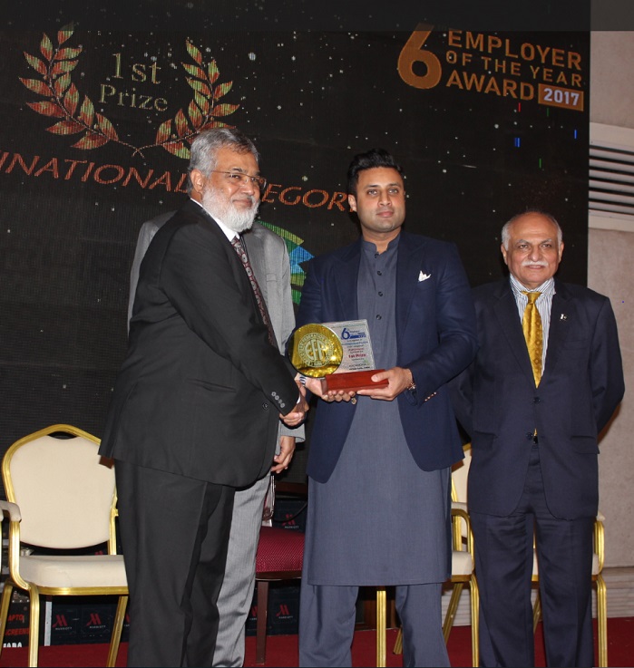 Vaqar Arif, Head of Finance & Controlling Pakistan, Archroma, receiving the EFP Employer of the Year Award from Mr. Sayed Zukfiqar Abbas Bukhari, Federal Minister of Human Resource Development & Overseas Pakistan. © Archroma