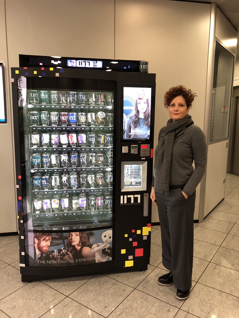 Ileana’s Alda Bondiali with her socks vending machine innovation. © Knitting Industry