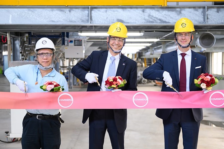 From left to right: Calvin Chen, Site Manager of Changhua Site of Covestro Taiwan, Stephan Ehlers, Head of TPU Production & Technology of Covestro and Thomas Roemer, Global Head of Thermoplastic Polyurethanes of Covestro. © Covestro