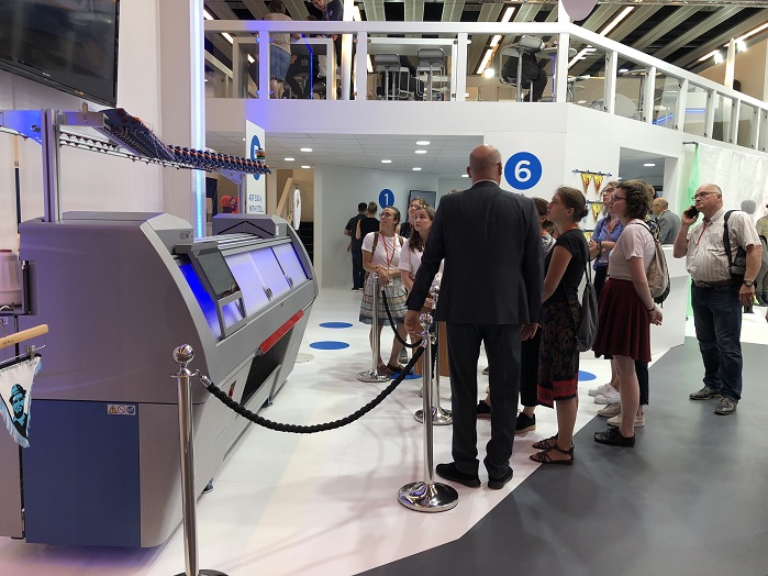At the show, the STOLL-knitrobotic technology was showcased in a new application. © Knitting industry
