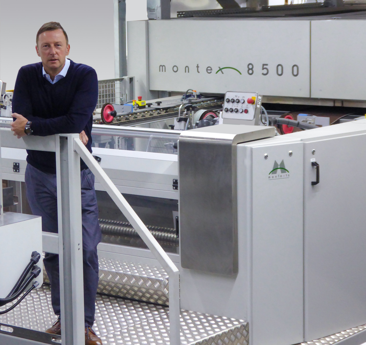 Knopf’s Sohn Managing Director Uwe Zuleg at the new Montex controls. © Monforts