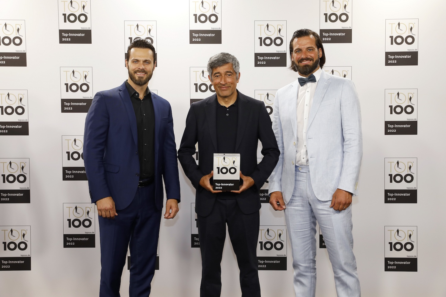 Benjamin Mayer (left) and Sebastian Mayer (right) are receiving the award from Ranga Yogeshwar in Frankfurt/Main on Friday. © Mayer & Cie.