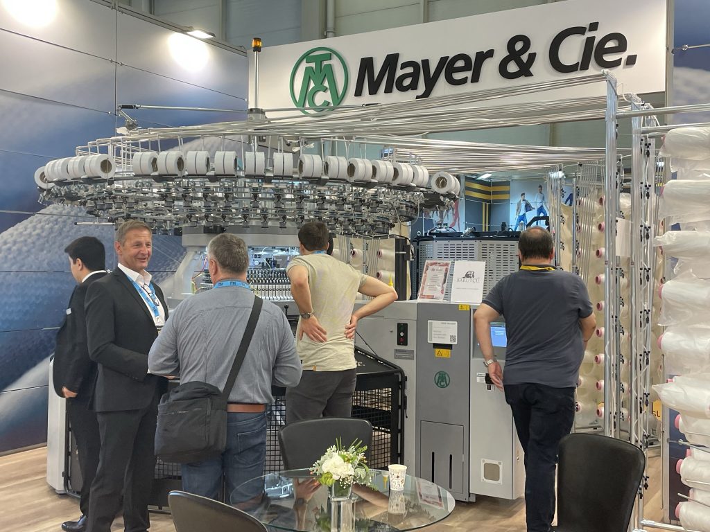Visitors getting information at ITM. © Mayer & Cie.