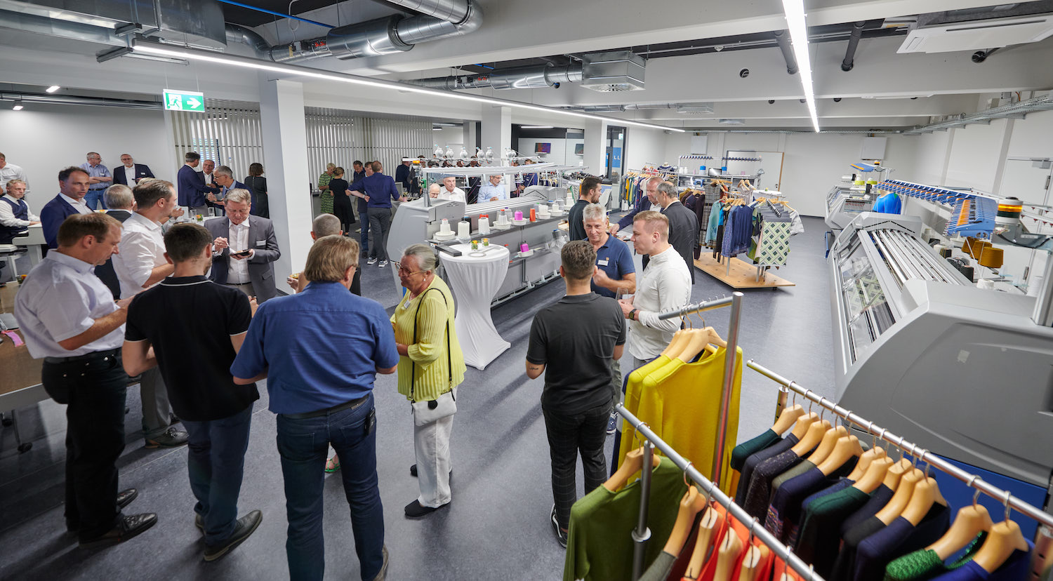 At the opening, the new customer already centre proved to be extremely suitable for its purpose of being a place of meeting and exchange. © Karl Mayer Group