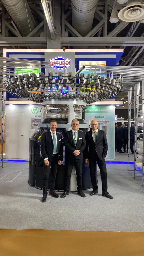 The Mayer & Cie. team in front of the OVJA 2.4 E at ITME 2022. © Mayer & Cie.