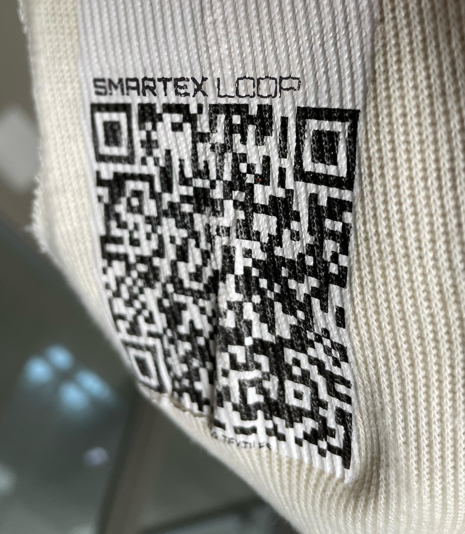 Smartex Loop passport attached to a fabric roll. © Smartex