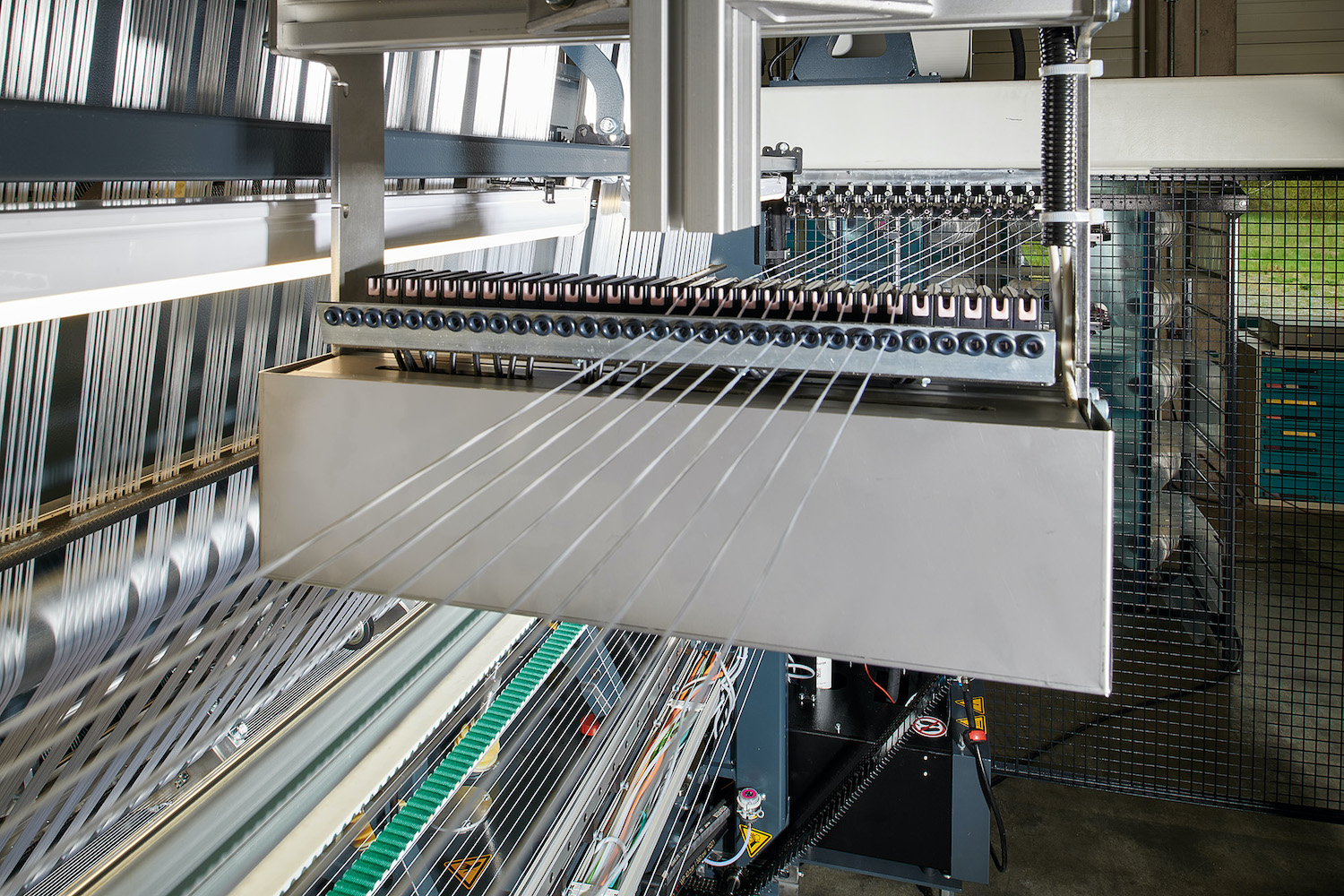 Weft yarn tension monitoring. © Karl Mayer