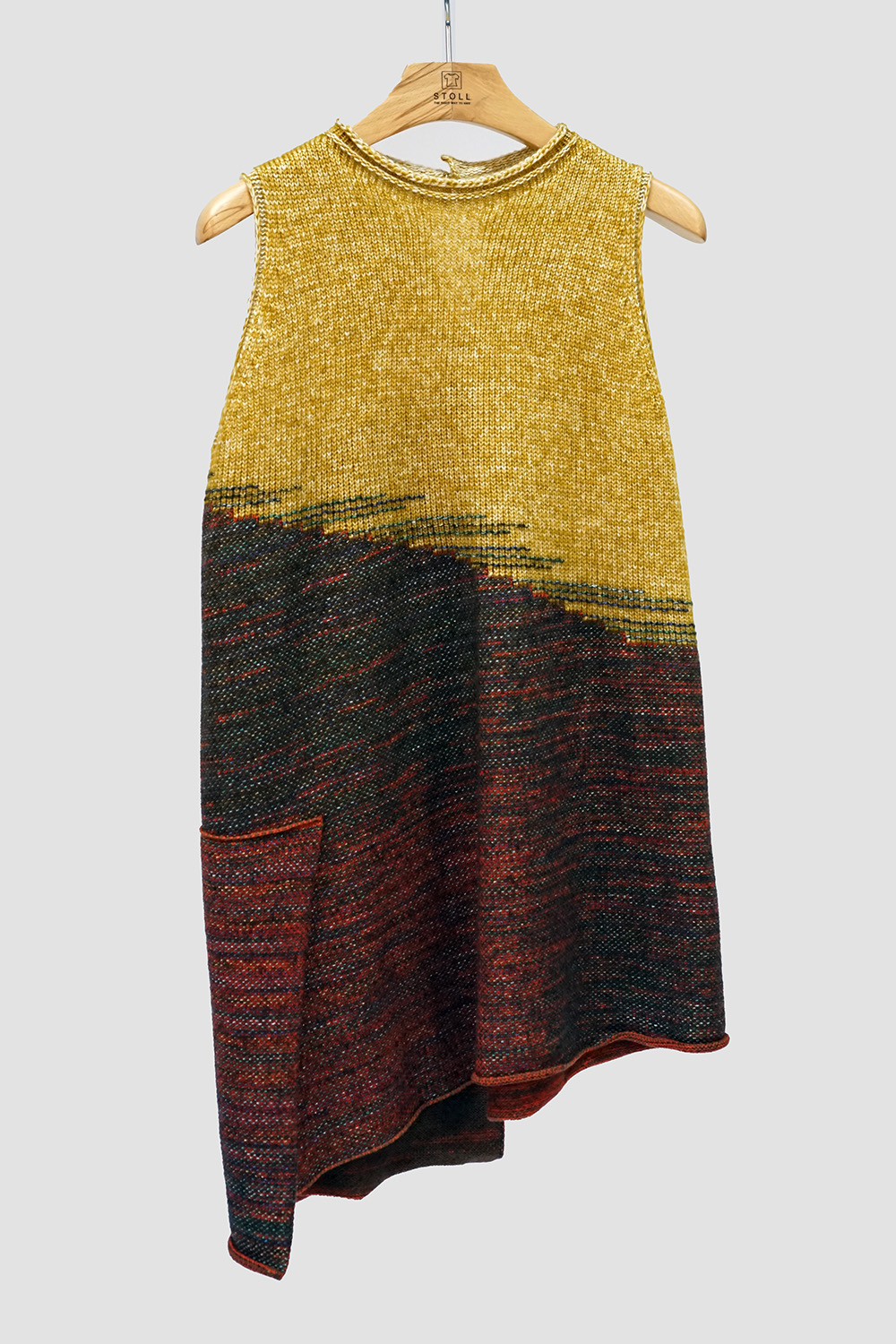 Coarse knitwear with weft insertion from ADF 830-24 ki W knit and wear in gauge E3,5.2. © Karl Mayer Stoll